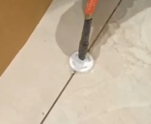 广德瓷砖空鼓维修公司专业解答瓷砖在铺贴过程中，如果没有涂抹均匀到位的粘结材料（如水泥砂浆或瓷砖胶），可能会导致以下问题